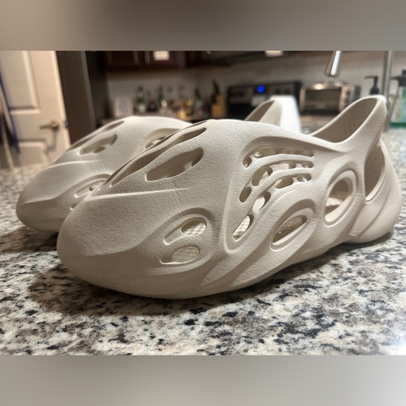 YEEZY Foam RNNR - Picture 1 of 9